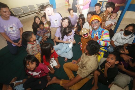 Meriahnya Perayaan Ultah Anak Miss Grand Indonesia 2014 di Panti Asuhan - JPNN.COM