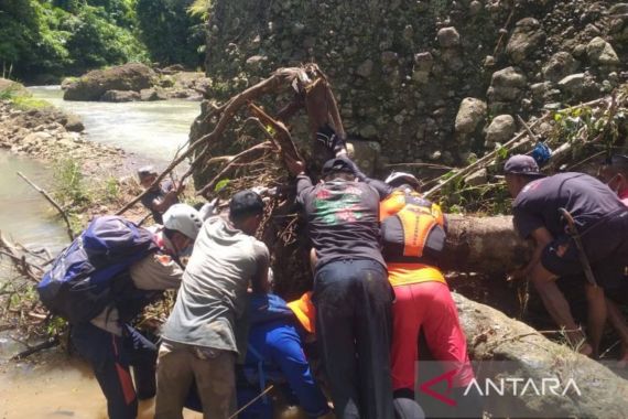 Suami Istri Hilang Terseret Arus Sungai Setelah Terjatuh dari Jembatan - JPNN.COM