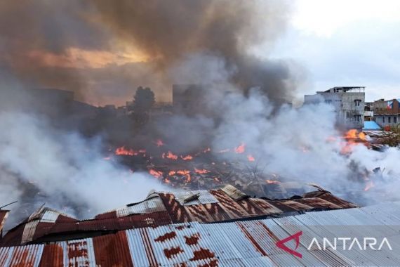 Pasar Cik Puan Pekanbaru Terbakar, Seratusan Kios Tinggal Arang - JPNN.COM