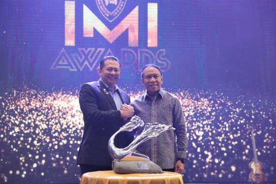 Menpora Amali Wakili Presiden Jokowi Terima Penghargaan dari IMI - JPNN.COM