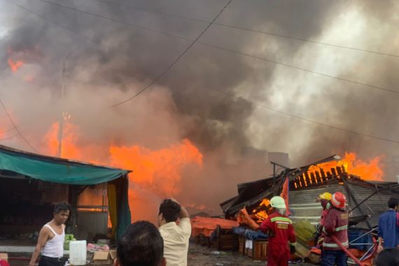 Pasar Cik Puan Pekanbaru Terbakar, Pedagang Kocar-kacir di Antara Kobaran Api - JPNN.COM