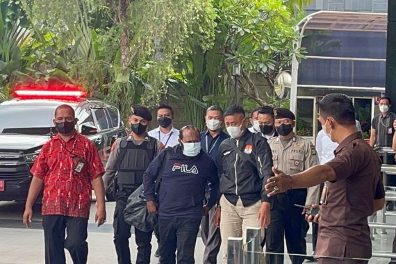 Bupati Mamberamo Tengah Sudah Tiba di KPK, Lihat Gayanya - JPNN.COM