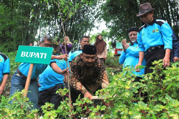 LDII Bangun Arboretum di Lereng Utara Gunung Lawu, Bupati Ngawi: Jadi Pusat Penelitian - JPNN.COM