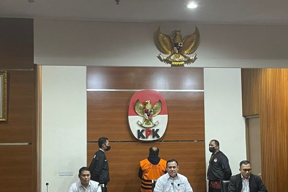 KPK Jebloskan Bupati Mamberamo Tengah Ricky Ham Pagawak ke Sel Tahanan - JPNN.COM