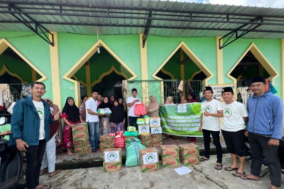 Santri Dukung Ganjar Serahkan Bantuan Untuk Korban Banjir di Makassar - JPNN.COM