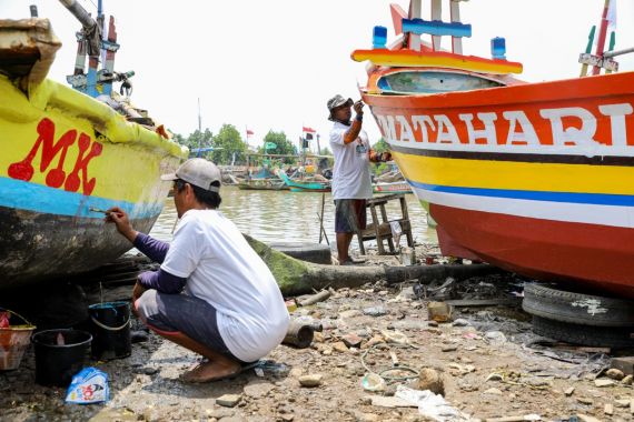 Komunitas Nelayan Pesisir Dukung Ganjar Renovasi Perahu Pelaut di Cirebon - JPNN.COM