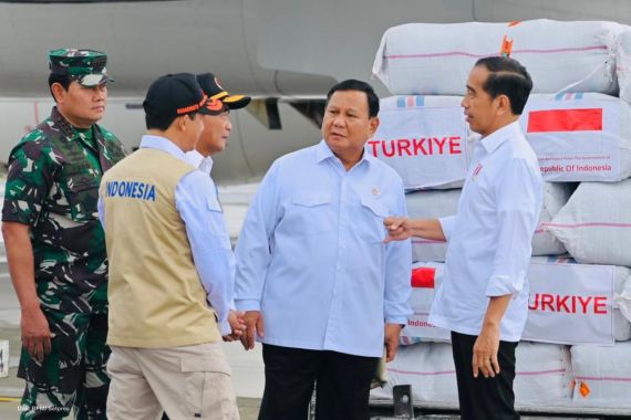 Prabowo Dampingi Jokowi Lepas Bantuan Kemanusiaan untuk Turki dan Suriah - JPNN.COM
