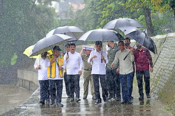Jokowi Sampai Hujan-hujanan Meninjau Proyek Normalisasi yang Berhenti di Era Anies, Lihat - JPNN.COM