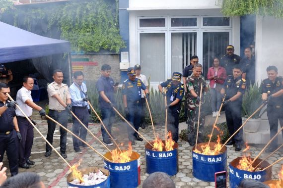 Bea Cukai Tegal Musnahkan Jutaan Batang Rokok Ilegal - JPNN.COM