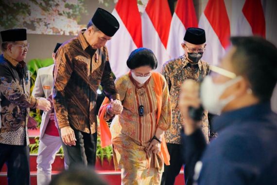 Hadiri Muktamar Pemuda Muhammadiyah, Jokowi Tuntun Bu Mega Turun dari Panggung, Lihat - JPNN.COM