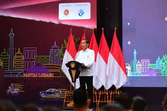 Indonesia Berpeluang jadi Industri Kendaraan Listrik Terbesar, Jokowi: Semua Ada - JPNN.COM