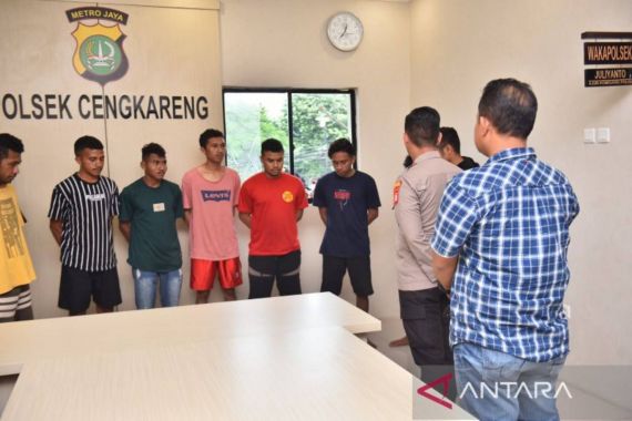 Beringas di Jalan, 10 Preman Pengeroyok Warga Menunduk Ditangkap Polisi - JPNN.COM