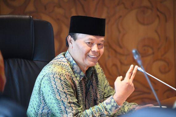 Dialog dengan Ustazah, HNW Beber Kiprah Parlemen Perjuangkan Kemaslahatan Umat - JPNN.COM