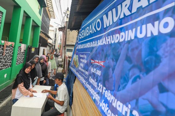 Sukarelawan Sandiaga Gelar Bazar Sembako Murah di Jakarta Barat - JPNN.COM