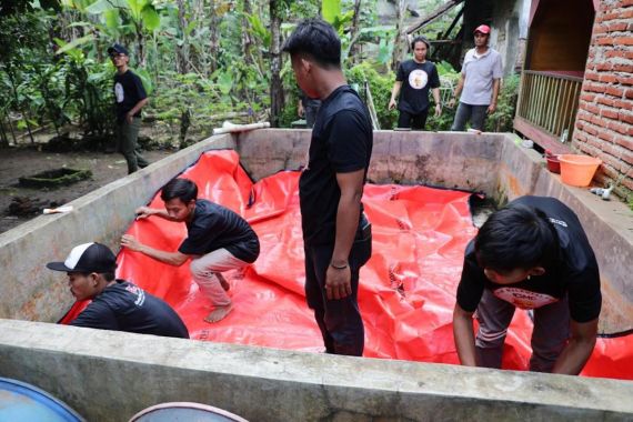 Ganjar Milenial Banten Ajak Masyarakat Budi Daya Ikan Untuk Tingkatkan Perekonomian - JPNN.COM