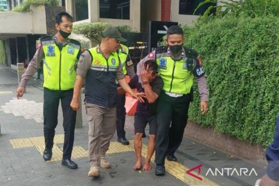 Satpol PP Ditusuk Pedagang Kopi Keliling di Bundaran HI - JPNN.COM
