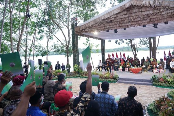 Presiden Serahkan SK Perhutanan Sosial dan SK TORA untuk Seluruh Indonesia - JPNN.COM