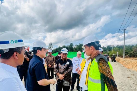 Di Tengah Jalan, Jokowi Minta Ajudan Hentikan Rangkaian Kendaraan, Seluruh Menteri pun Turun - JPNN.COM