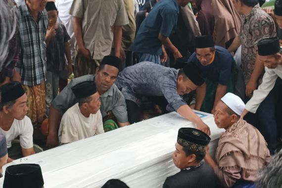 Suasana Haru Menyelimuti Prosesi Pemakaman Irma Lestari di Lombok Barat - JPNN.COM