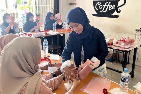 Srikandi Ganjar Kalbar Gelar Pelatihan Membuat Buket Bersama Kite Project - JPNN.COM