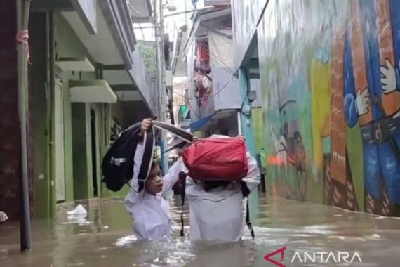 Banjir di Kebon Pala Makin Parah Akibat Luapan Ciliwung - JPNN.COM