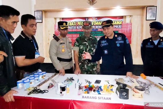 Petugas TNI Polri dan Keamanan Rutan Situbondo Temukan Barang Berbahaya di Kamar Napi - JPNN.COM