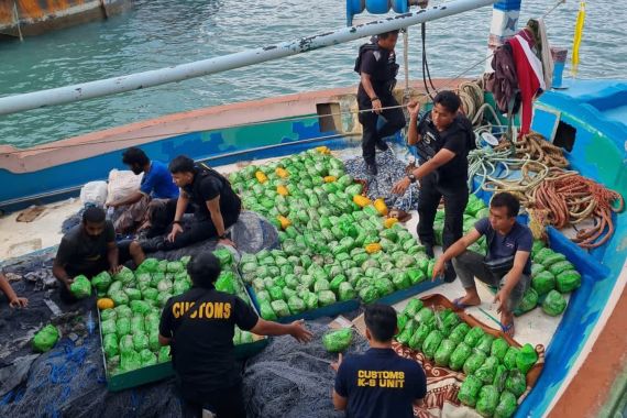 Bea Cukai dan BNN Sita 309 Kg Sabu-Sabu Lewat Operasi Laut di Samudra Hindia - JPNN.COM