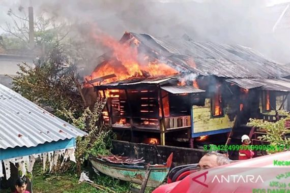 Kebakaran Menghanguskan 2 Rumah Warga di Aceh Selatan - JPNN.COM