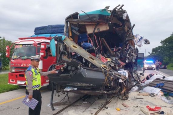 Kecelakaan Maut Bus Habibah vs Truk di Tol Cipali KM 186, 5 Orang Tewas - JPNN.COM