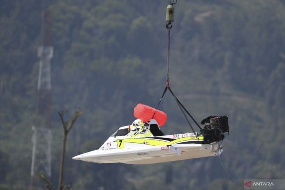 Gegara Angin Kencang, Sesi Kualifikasi F1 Powerboat Danau Toba Ditunda - JPNN.COM