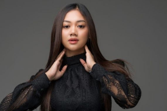 Iga Azwika Bahas Fenomena Overthinking Lewat Lagu Getar Cinta - JPNN.COM