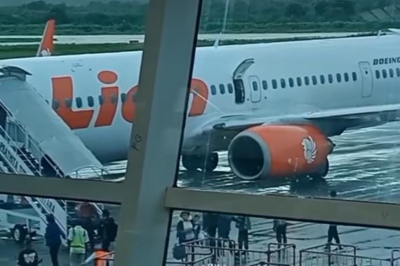 Ada Asap Mengepul, Lion Air Rute Kupang-Surabaya Batal Terbang, Panik! - JPNN.COM