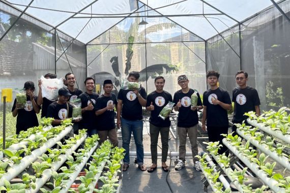 Ganjar Milenial Pasuruan Menggelar Aksi Bersih Lingkungan & Bagikan Sayuran Hidroponik - JPNN.COM