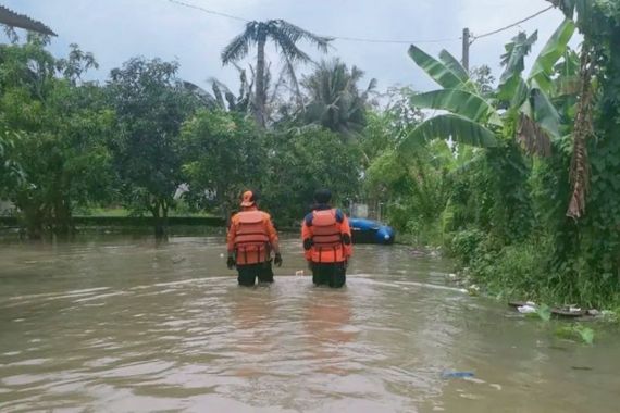 Banjir Merendam Ribuan Rumah Warga di Karawang - JPNN.COM