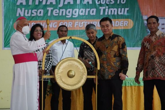 Unika Atma Jaya Beri Beasiswa untuk Putra-putri Flores Timur, Begini Harapan Uskup Larantuka - JPNN.COM