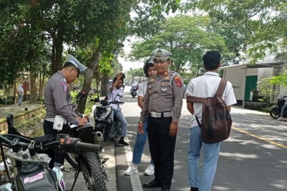 Tertibkan Balap Liar, Sat Lantas Polres Lombok Barat Berikan Efek Jera - JPNN.COM