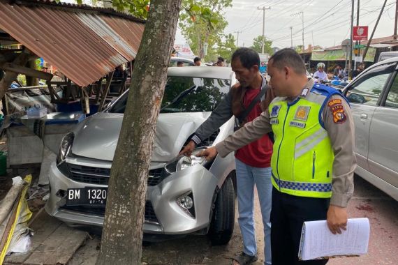 Innalillahi, Seorang Ibu Tewas Ditabrak Mobil saat Berjalan dengan Anaknya di Trotoar Pekanbaru - JPNN.COM
