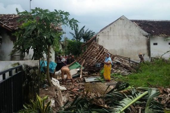 Angin Puting Beliung di Jember, 3 Warga Terluka, Puluhan Rumah Rusak - JPNN.COM