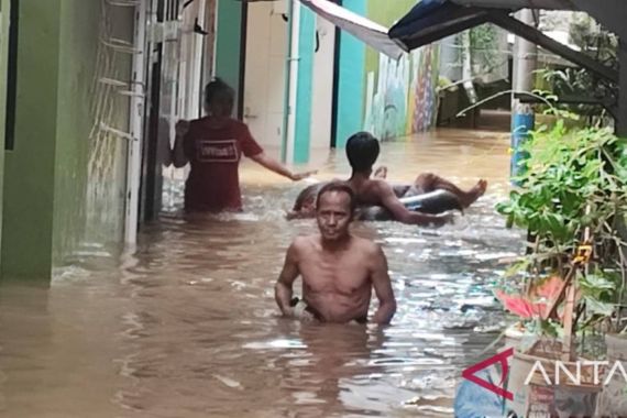Banjir di Kebon Pala Makin Parah, Ketinggian Air Mencapai 1,75 Meter - JPNN.COM