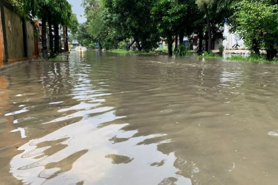 Kota Bekasi Terselimuti Banjir, 9 Kecamatan Terendam - JPNN.COM