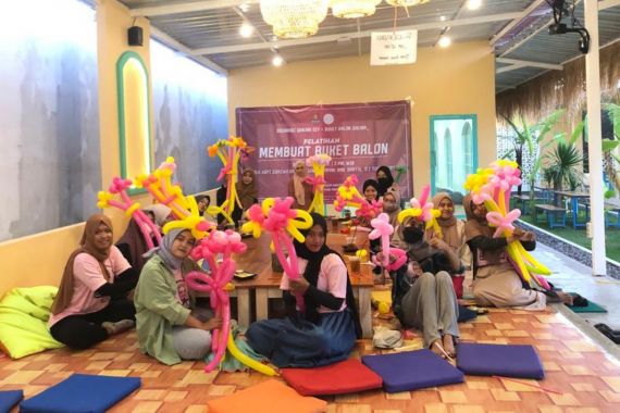Srikandi Ganjar DIY Menggelar Pelatihan Membuat Buket Balon untuk Para Milenial di Bantul - JPNN.COM