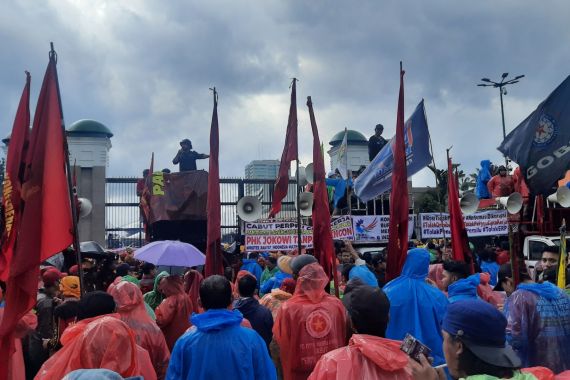 Diguyur Hujan, Ribuan Buruh Tetap Demo Tolak Perpu Ciptaker di DPR - JPNN.COM
