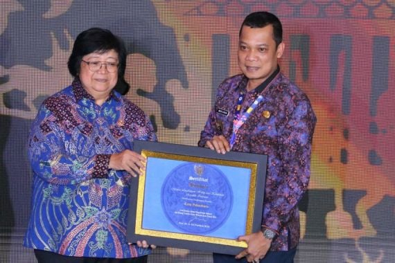 Dipimpin Muflihun, Pemkot Pekanbaru Terima Sertifikat Adipura dari Menteri LHK Siti Nurbaya - JPNN.COM