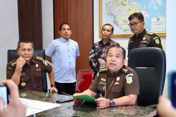 Pelarian Oknum Notaris Tarmizi SY Berakhir, Dia Ditangkap Tim Tabur Kejati Riau - JPNN.COM