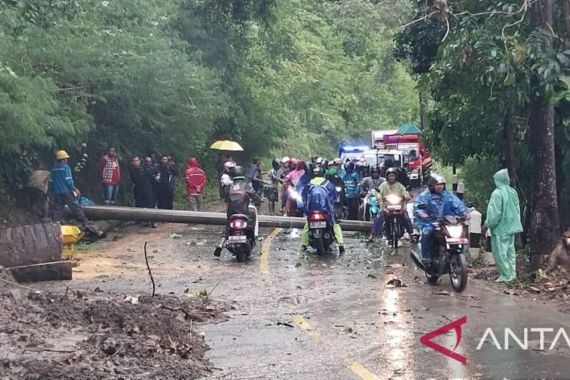 Diterjang Longsor, Jalur Wisata Pantai Selatan Bagbagan-Kiaradua Sulit Diakses - JPNN.COM