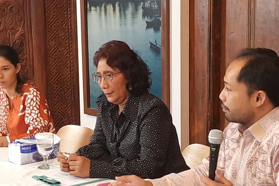 Mata Berkaca-kaca, Bu Susi Pudjiastuti Meminta Maaf - JPNN.COM