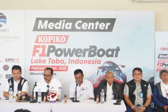 Pendaratan Pertama Seaplane di Danau Toba Pecahkan Rekor MURI - JPNN.COM