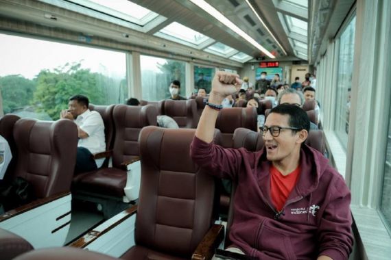 Kunjungan Kerja ke Jawa Barat Naik Kereta Panoramic, Sandiaga Uno: Luar Biasa - JPNN.COM