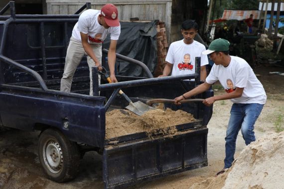 Orang Muda Ganjar Lampung Turun Langsung Perbaiki Jalan Rusak di Desa Sinar Banten - JPNN.COM