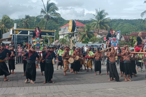 Pembalap WSBK Batal Naik Jaran Kamput saat Karnaval Festival Budaya di Mandalika - JPNN.COM